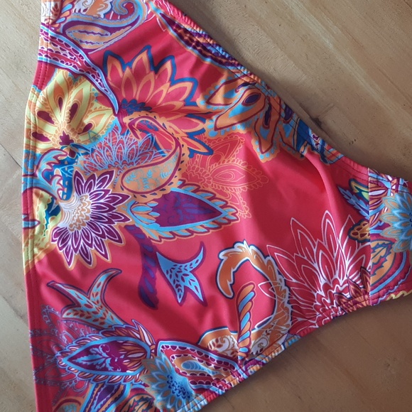 NWOT Venus bikini bottoms with free bonus top. - Picture 4 of 5